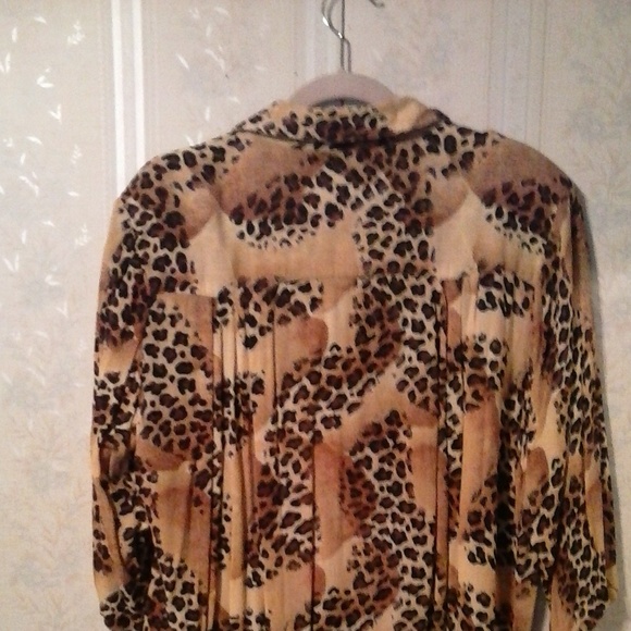 WOMEN'S RAYON ANIMAL PRINT 3/4 SLEEVE BLOUSE - Picture 4 of 5